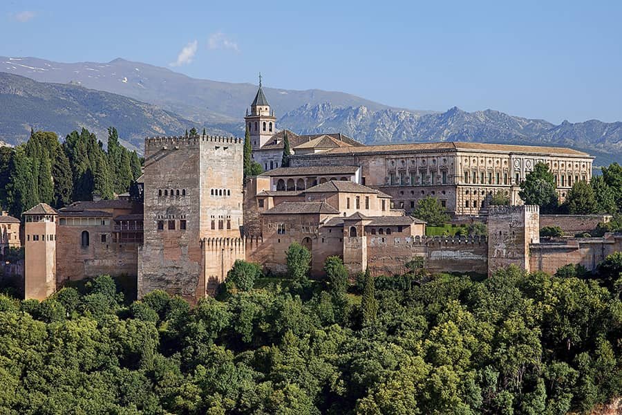 descubre la alhambra historia y legado arquitectonico en granada