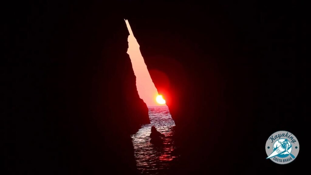 descubre la belleza oculta de la cova den gispert al amanecer una experiencia unica en una cueva marina espectacular