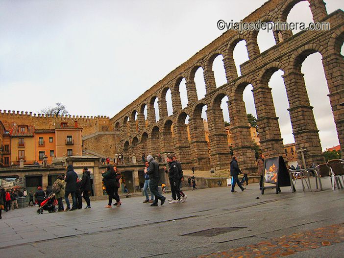 descubre la historia y curiosidades del acueducto de segovia