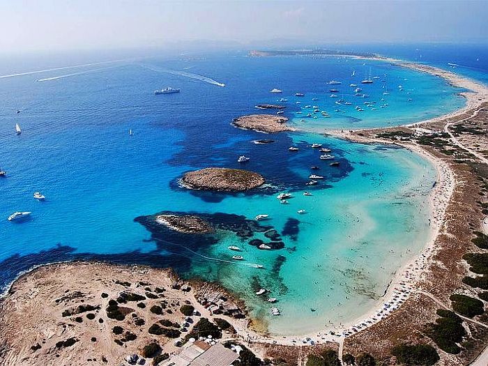 descubre las mejores atracciones cerca de playa ses illetes