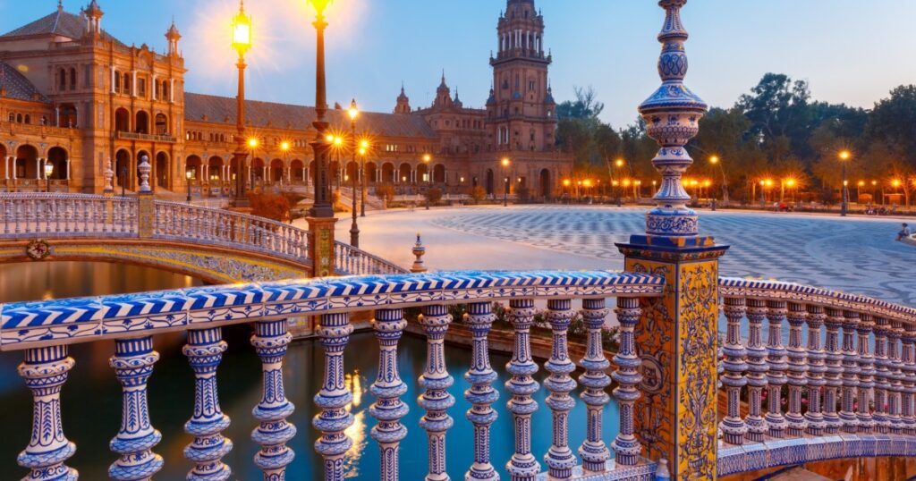 descubre los tesoros historicos de sevilla en 20 fascinantes lugares