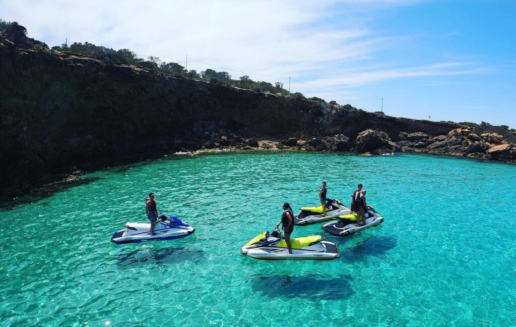 disfruta al maximo en cala comte servicios y comodidades en la playa 2