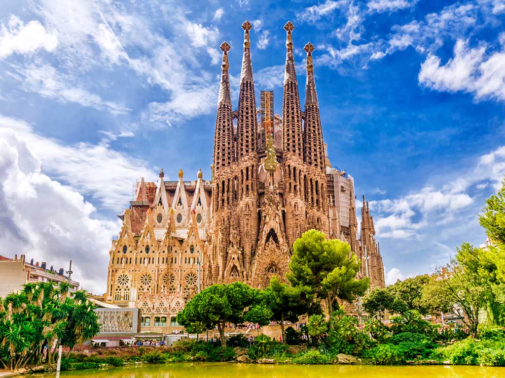 explora la majestuosa arquitectura de la sagrada familia en barcelona