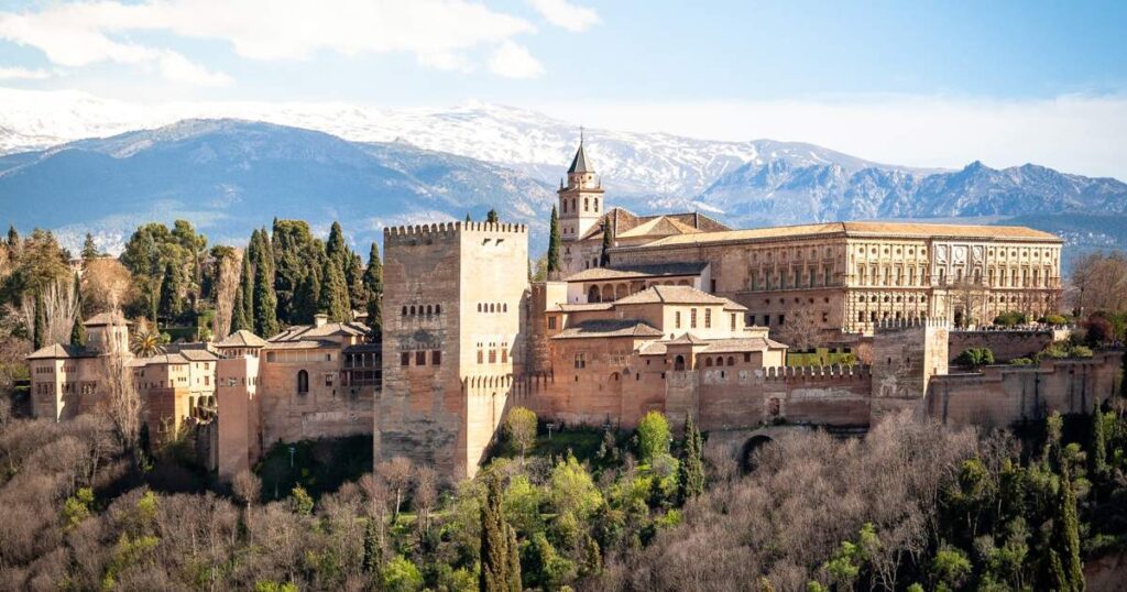 la fascinante historia de la alhambra de granada un relato cautivador