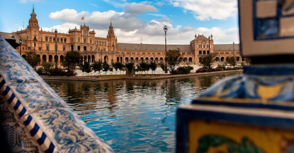 recorrido fascinante por los monumentos emblematicos de sevilla